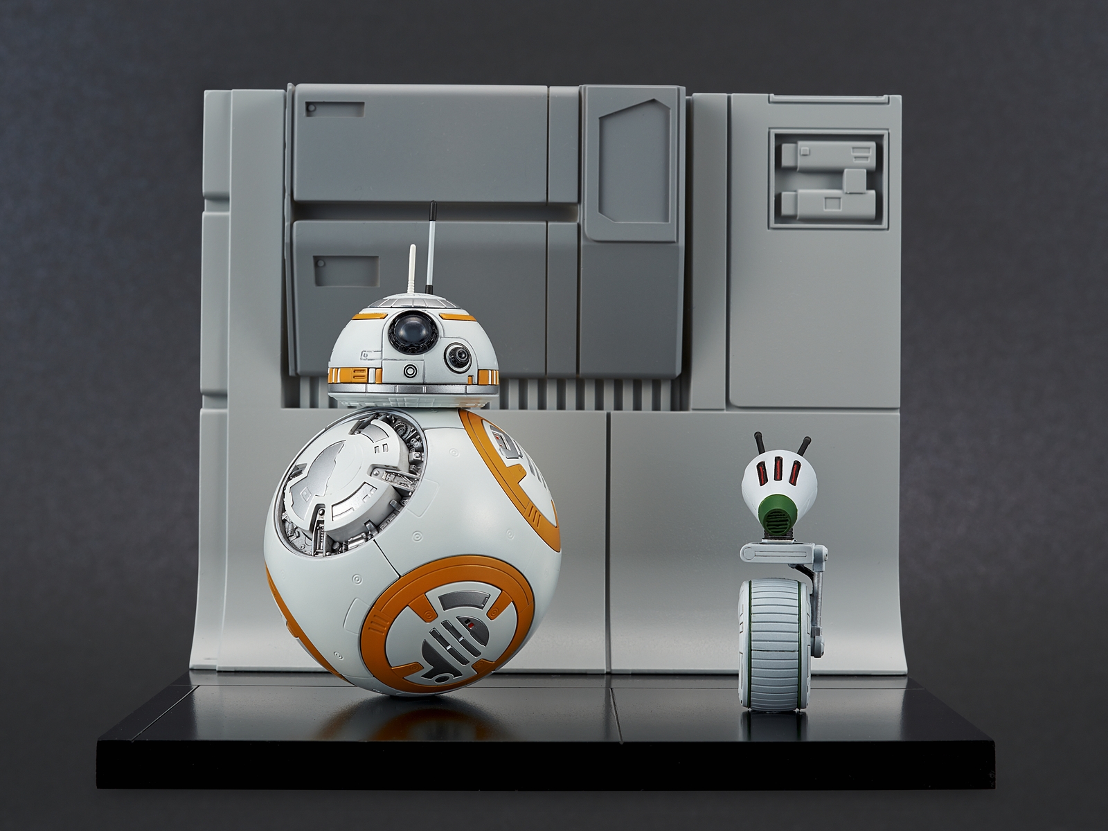 ep9_BB8&DOset_4men_front.jpg