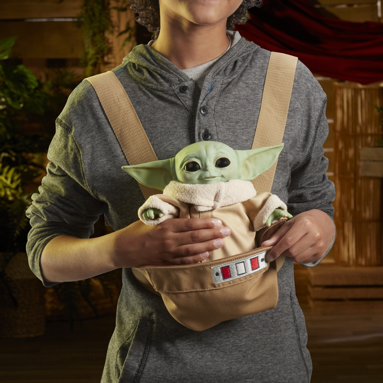 STAR WARS THE CHILD ANIMATRONIC EDITION WITH 3-IN-1 CARRIER - lifestyle (7).jpg