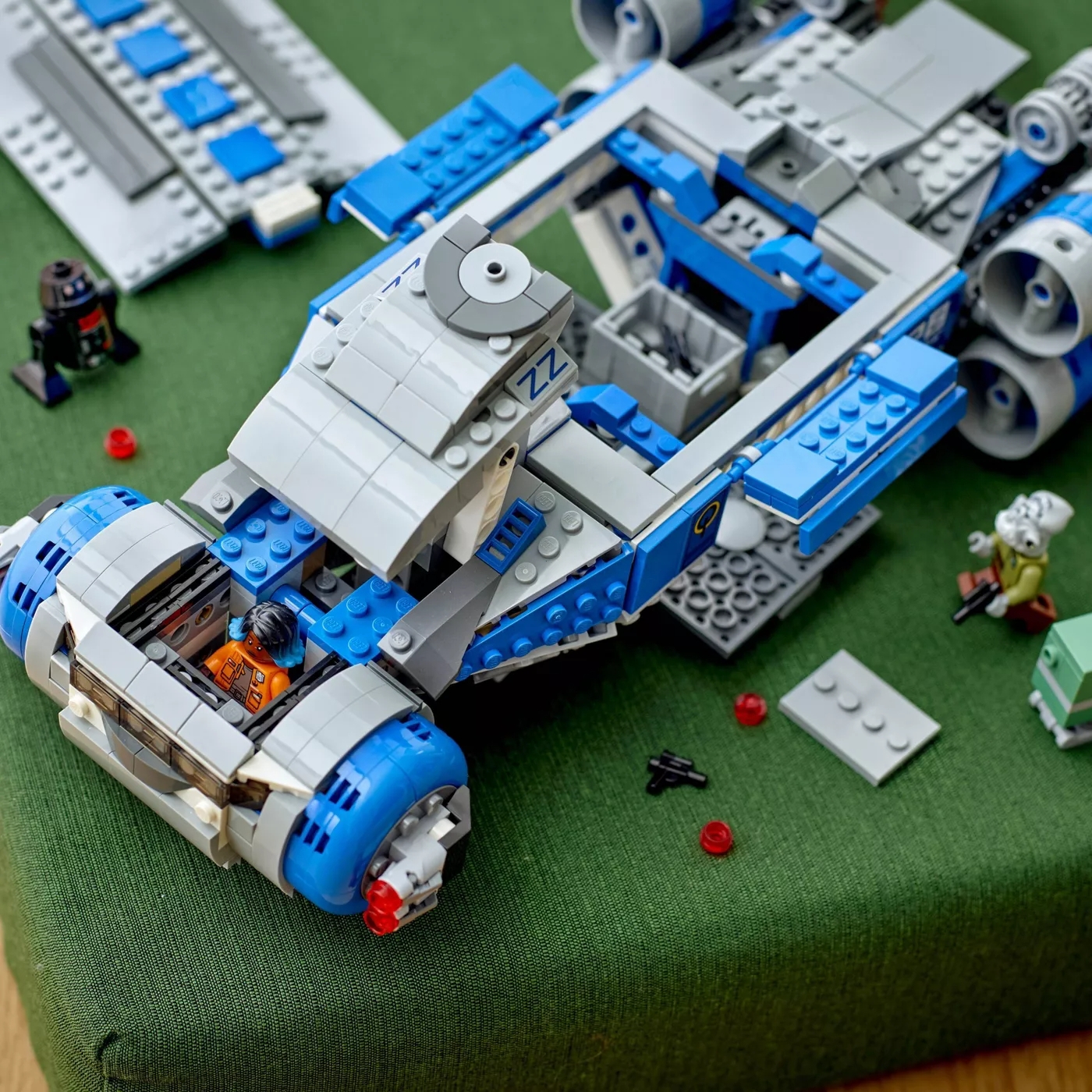 galaxys-edge-LEGO-03.jpg