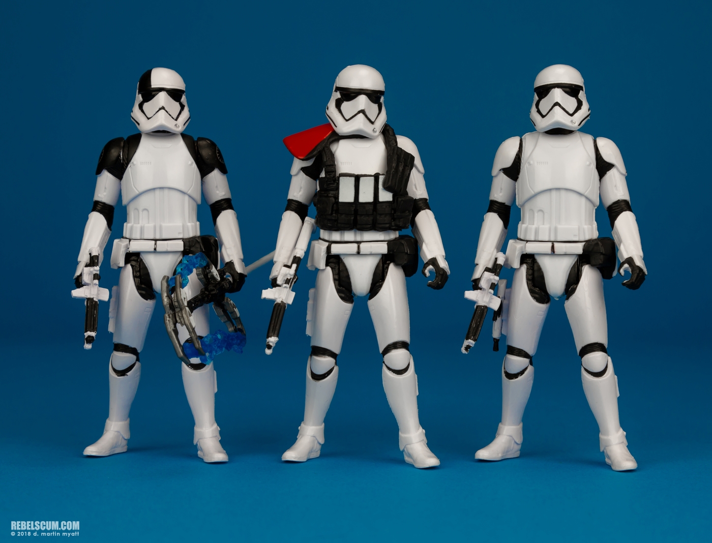 First-Order-Stormtrooper-Officer-Solo-Force-Link-Hasbro-010.jpg