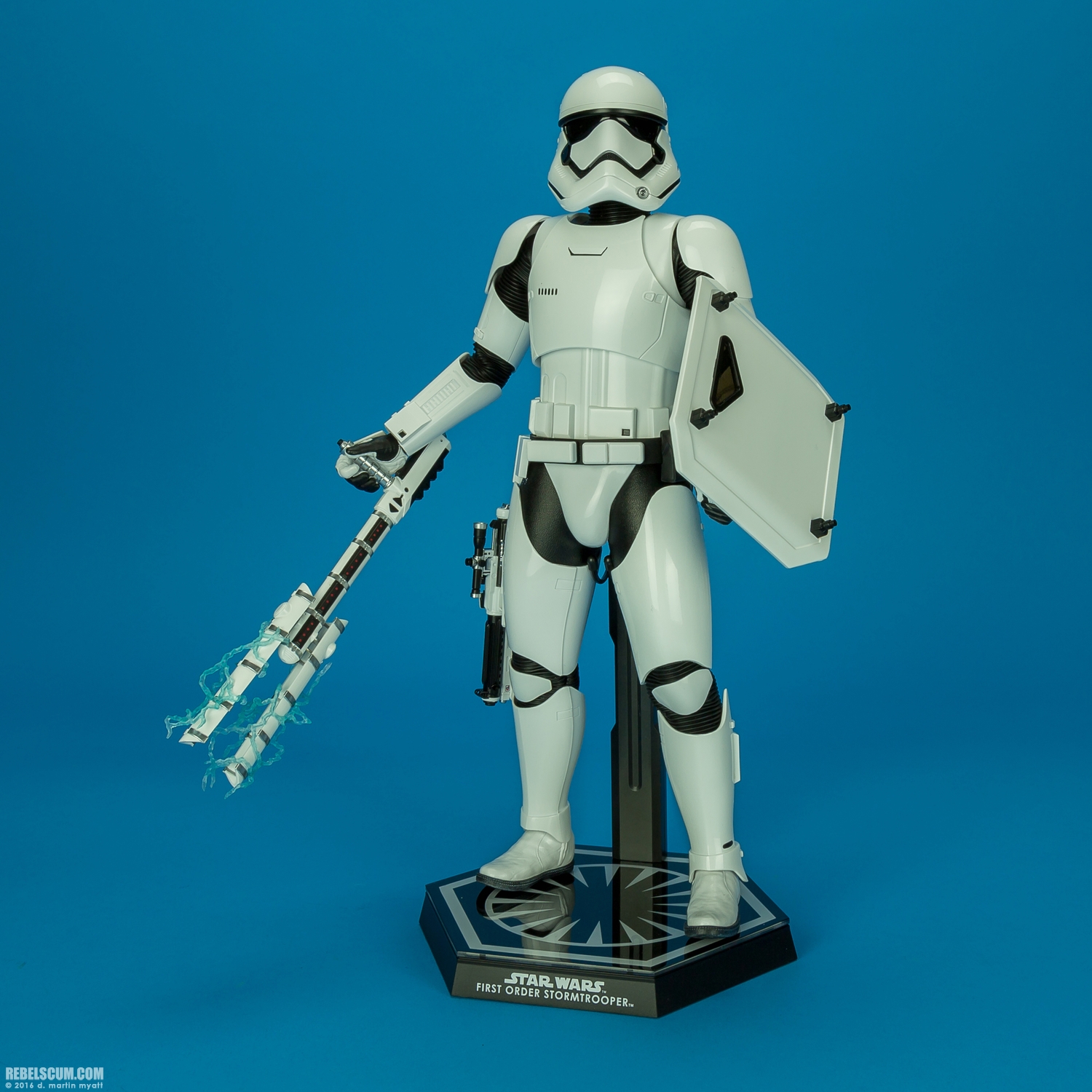 MMS346-Finn-First-Order-Riot-control-Stormtrooper-Hot-Toys-041.jpg