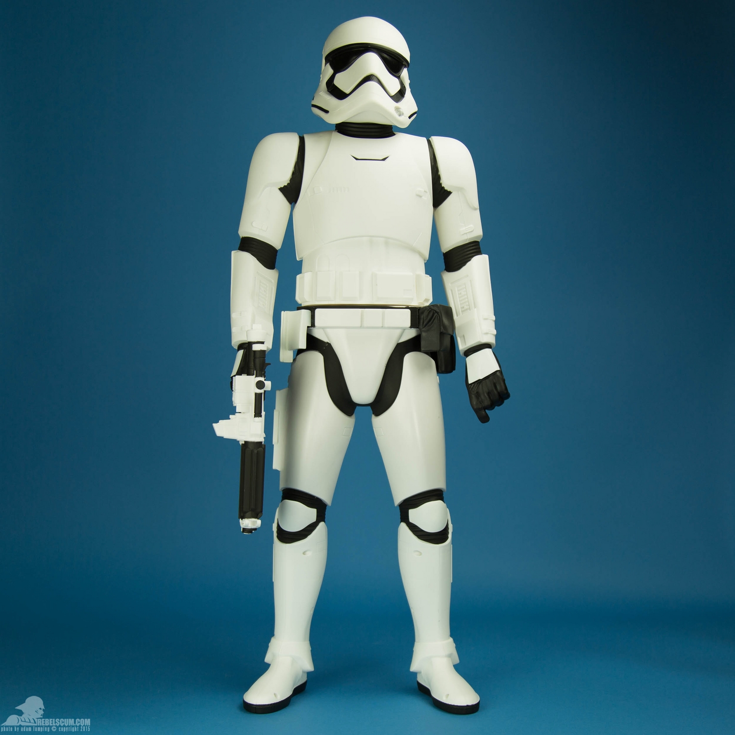 jakks-pacific-first-order-stormtrooper-31-inch-figure-001.jpg