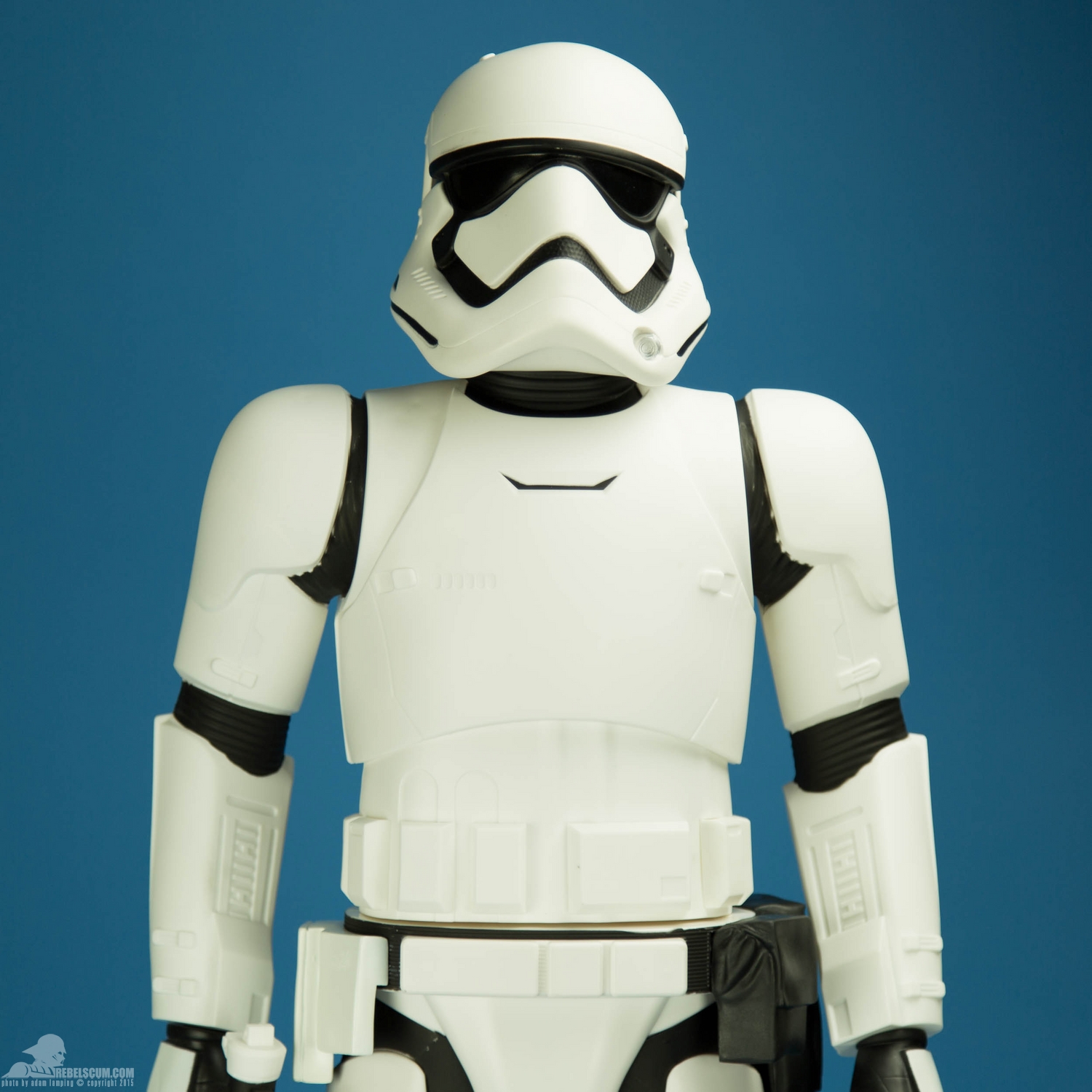 jakks-pacific-first-order-stormtrooper-31-inch-figure-005.jpg
