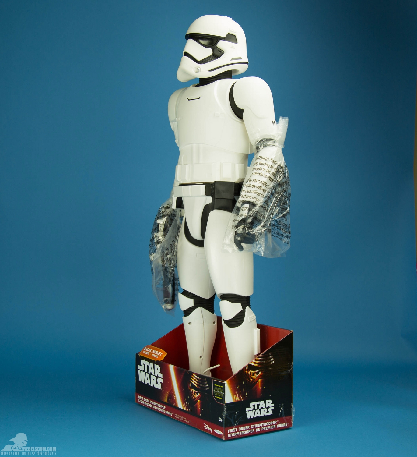jakks-pacific-first-order-stormtrooper-31-inch-figure-014.jpg