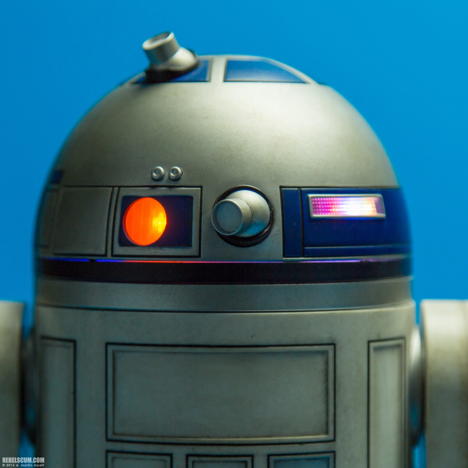 R2-D2-Premium-Format-Figure-Sideshow-Collectibles-016.jpg